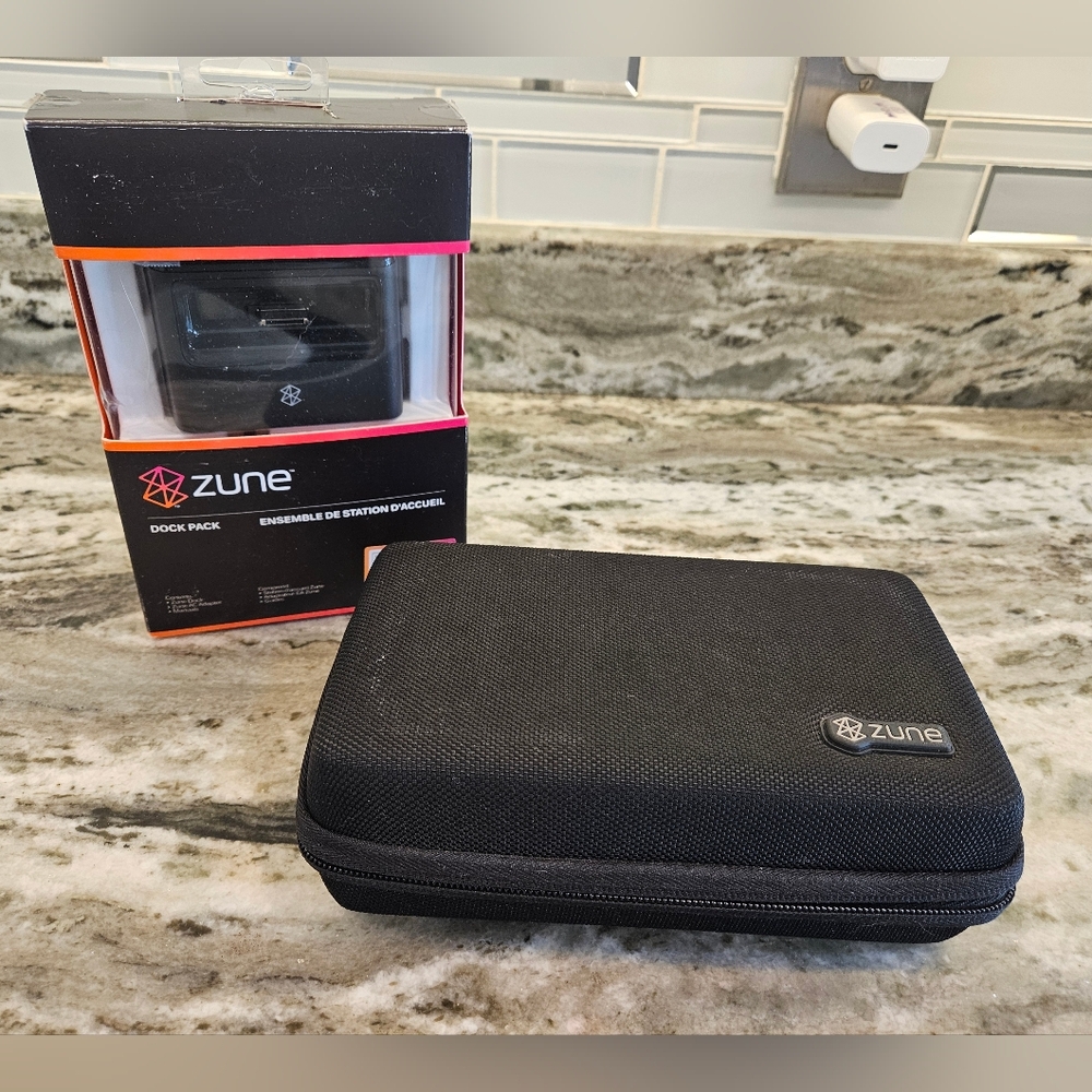 Microsoft Zune Limited Edition W Zune Dock Pack and Case - Picture 2 of 16